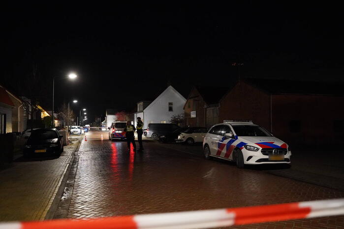 Aanhoudingen nadat bestuurder op agenten inrijd, politie lost schoten op auto