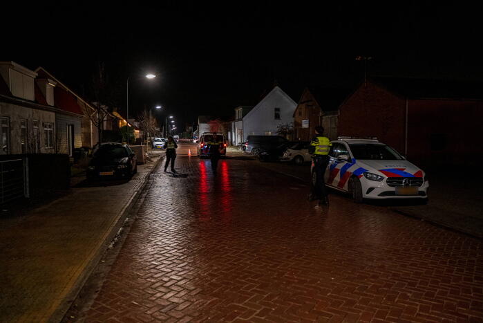 Aanhoudingen nadat bestuurder op agenten inrijd, politie lost schoten op auto