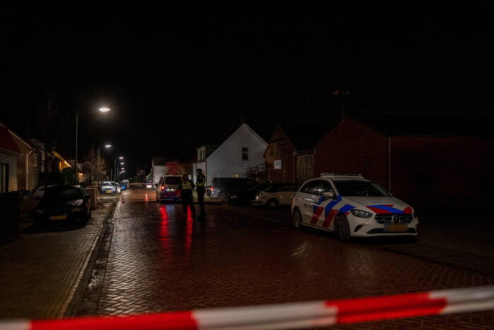 Aanhoudingen nadat bestuurder op agenten inrijd, politie lost schoten op auto