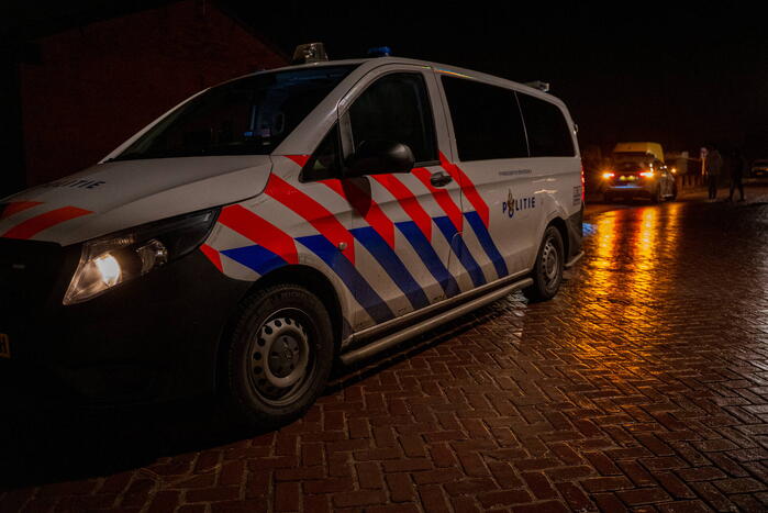 Aanhoudingen nadat bestuurder op agenten inrijd, politie lost schoten op auto