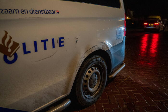 Aanhoudingen nadat bestuurder op agenten inrijd, politie lost schoten op auto