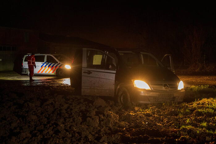 Aanhoudingen nadat bestuurder op agenten inrijd, politie lost schoten op auto