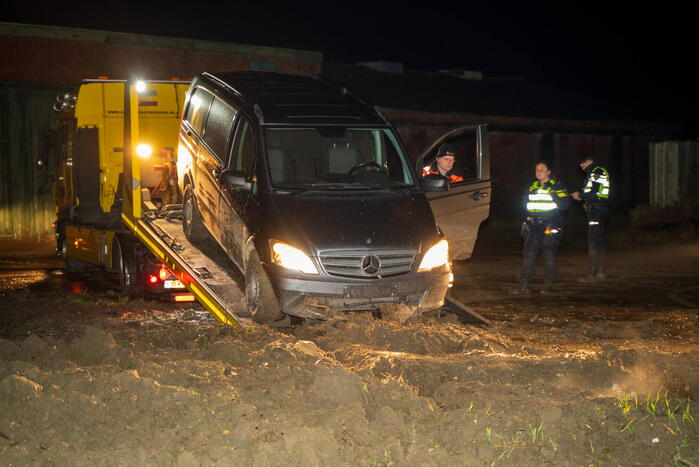 Aanhoudingen nadat bestuurder op agenten inrijd, politie lost schoten op auto