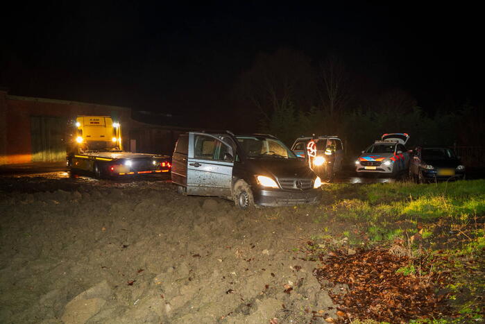 Aanhoudingen nadat bestuurder op agenten inrijd, politie lost schoten op auto