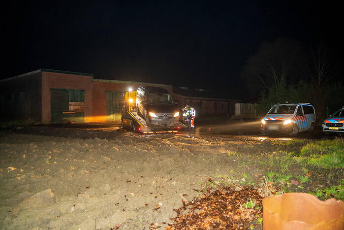 Aanhoudingen nadat bestuurder op agenten inrijd, politie lost schoten op auto