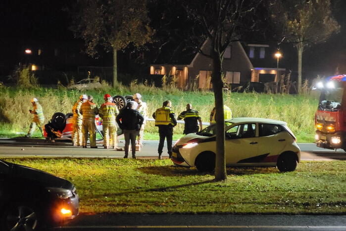 Auto slaat over de kop bij ongeval