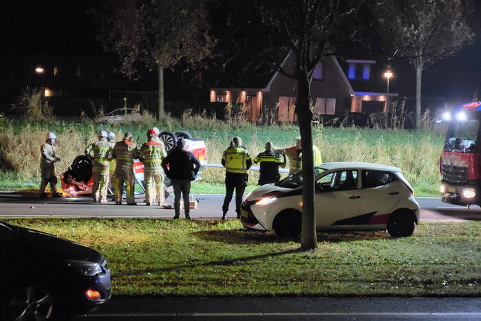 Auto slaat over de kop bij ongeval