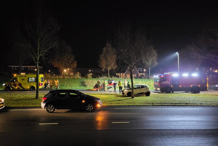 Auto slaat over de kop bij ongeval
