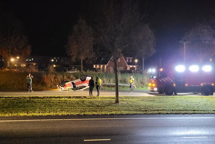 Auto slaat over de kop bij ongeval