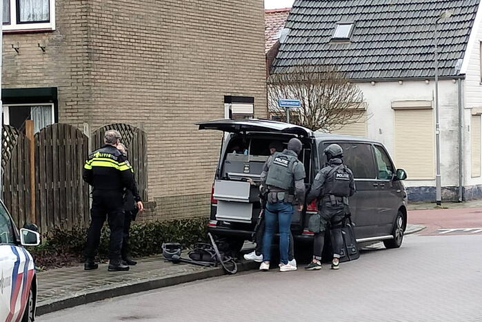 Straat groots afgezet vanwege inzet arrestatieteam