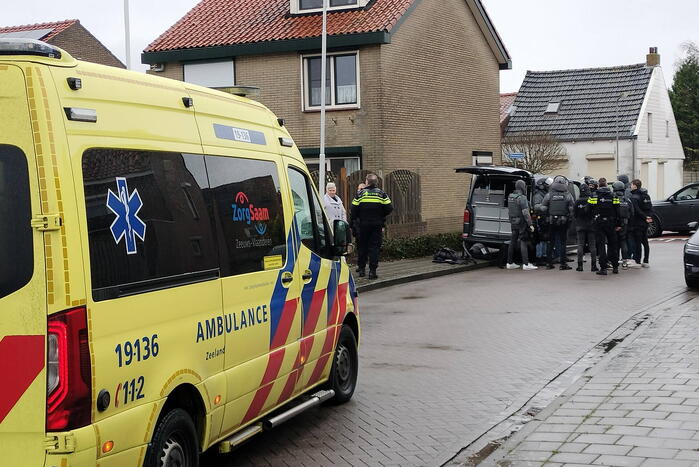 Straat groots afgezet vanwege inzet arrestatieteam