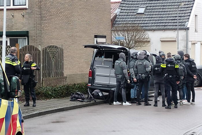 Straat groots afgezet vanwege inzet arrestatieteam
