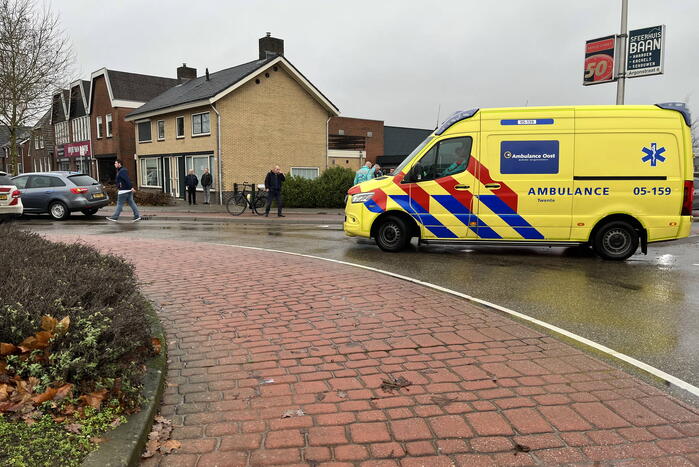 Automobilist en fietser in botsing op rotonde