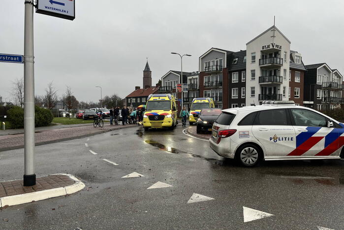 Automobilist en fietser in botsing op rotonde