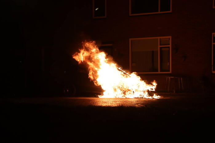 Geparkeerd auto verwoest door brand