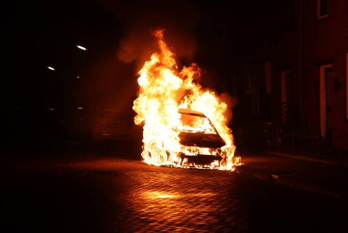 Geparkeerd auto verwoest door brand