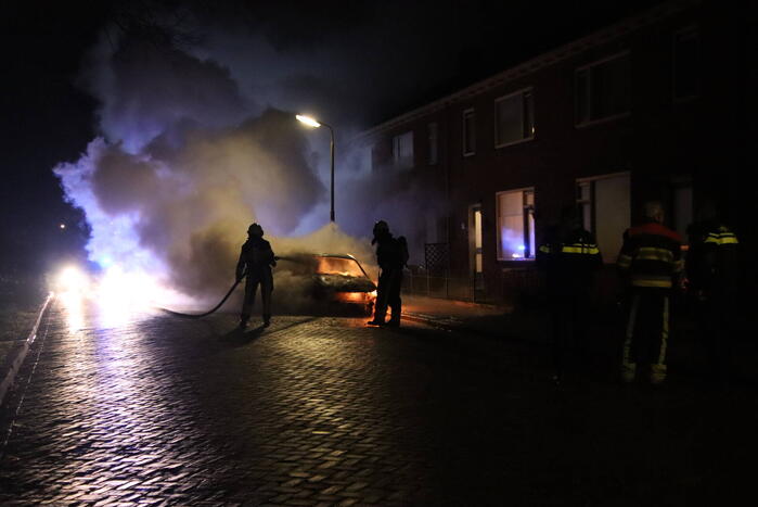 Geparkeerd auto verwoest door brand