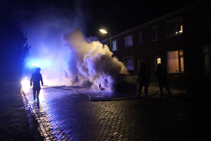 Geparkeerd auto verwoest door brand
