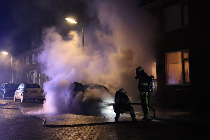 Geparkeerd auto verwoest door brand