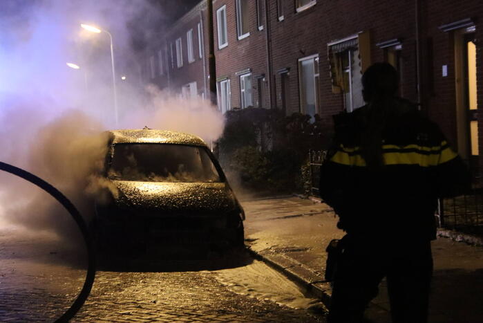 Geparkeerd auto verwoest door brand