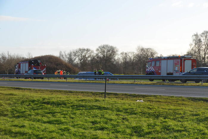 Lijnbus raakt van weg en belandt in sloot