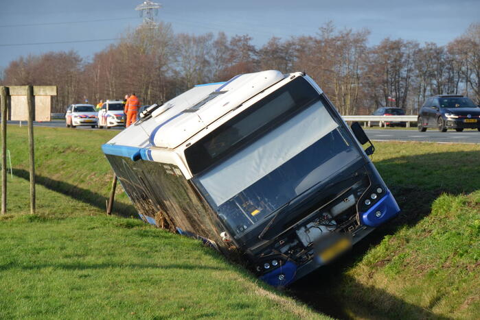 Lijnbus raakt van weg en belandt in sloot