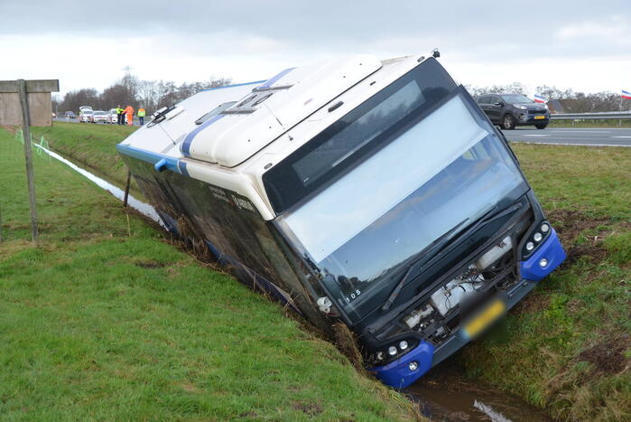 Lijnbus raakt van weg en belandt in sloot