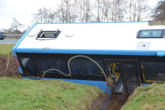 Lijnbus raakt van weg en belandt in sloot