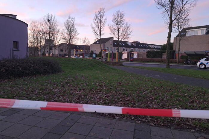 Politie onderzoekt verdacht pakket bij bushalte