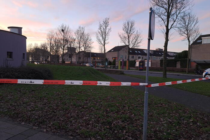 Politie onderzoekt verdacht pakket bij bushalte