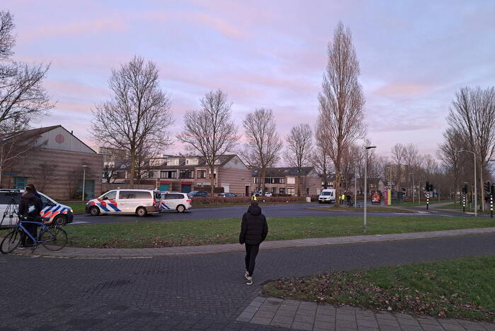 Politie onderzoekt verdacht pakket bij bushalte