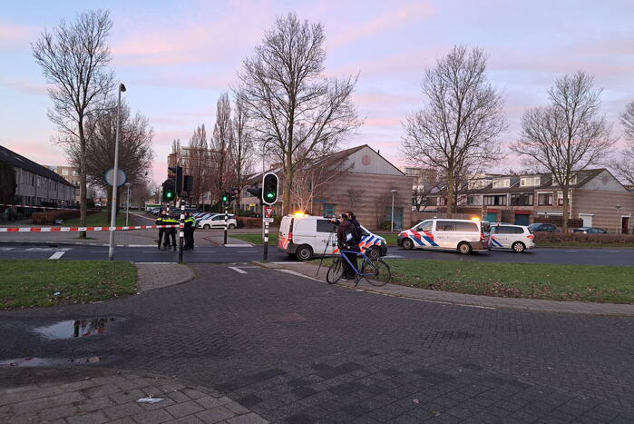 Politie onderzoekt verdacht pakket bij bushalte