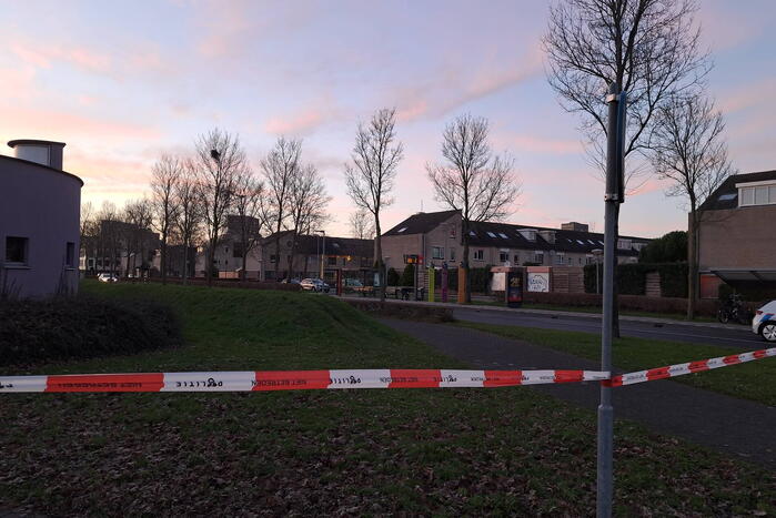 Politie onderzoekt verdacht pakket bij bushalte