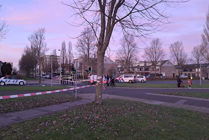 Politie onderzoekt verdacht pakket bij bushalte