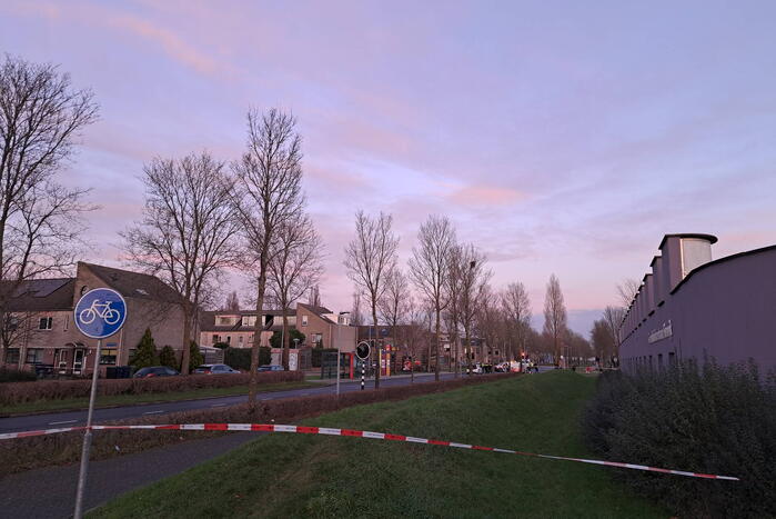 Politie onderzoekt verdacht pakket bij bushalte