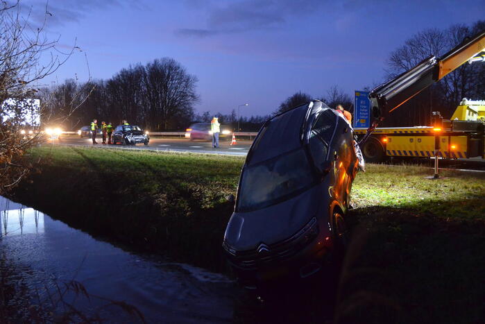 Auto belandt in sloot bij aanrijding in file