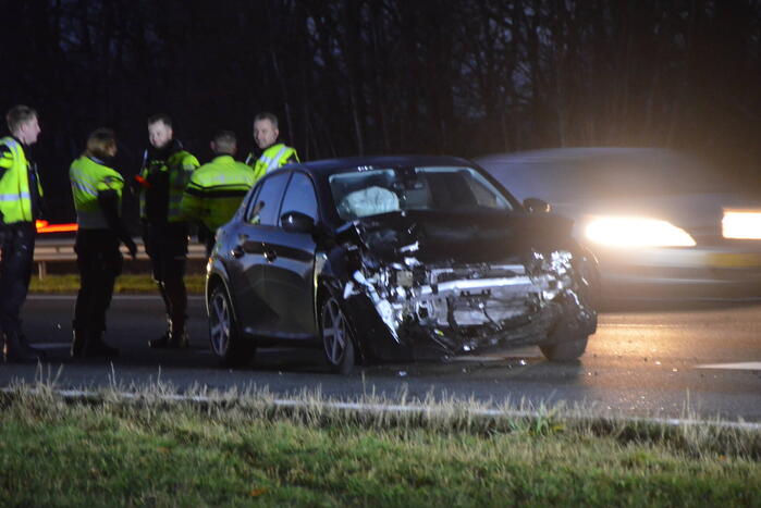 Auto belandt in sloot bij aanrijding in file