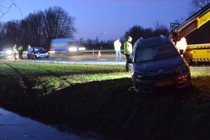 Auto belandt in sloot bij aanrijding in file