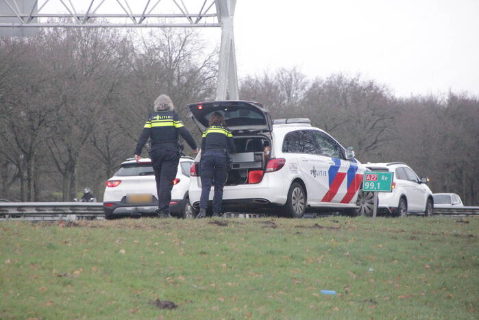 Auto raakt van de snelweg af en knalt tegen boom
