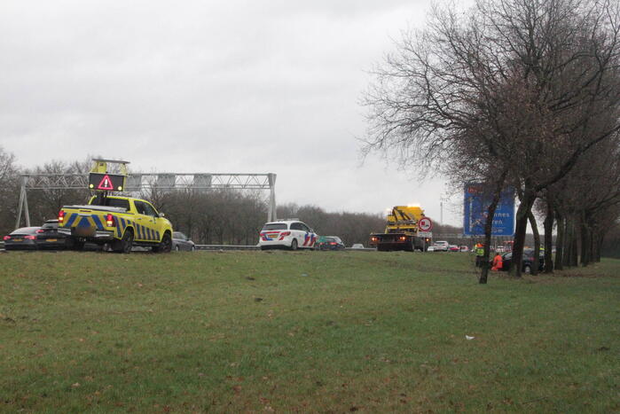 Auto raakt van de snelweg af en knalt tegen boom