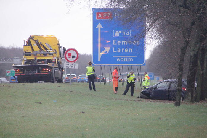 Auto raakt van de snelweg af en knalt tegen boom