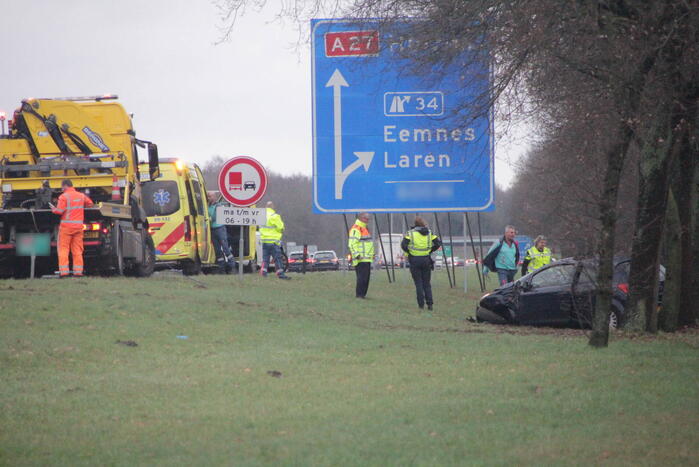 Auto raakt van de snelweg af en knalt tegen boom