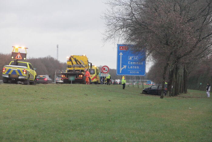 Auto raakt van de snelweg af en knalt tegen boom