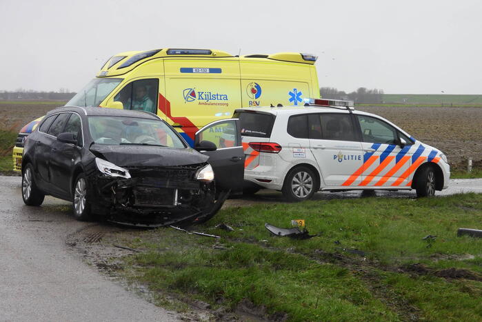 Flinke schade en voertuig te water na aanrijding
