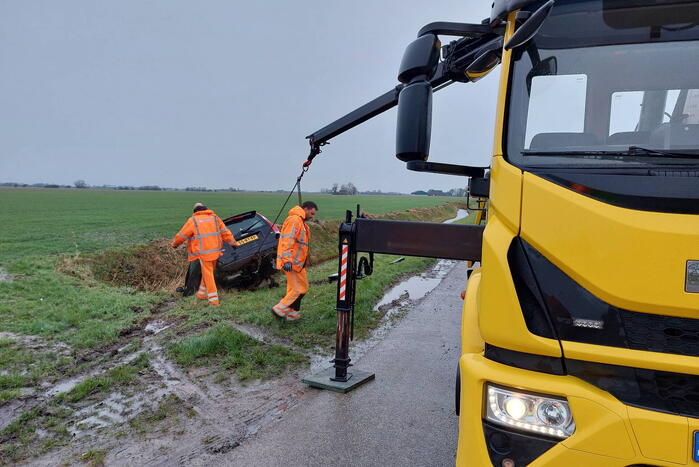 Flinke schade en voertuig te water na aanrijding
