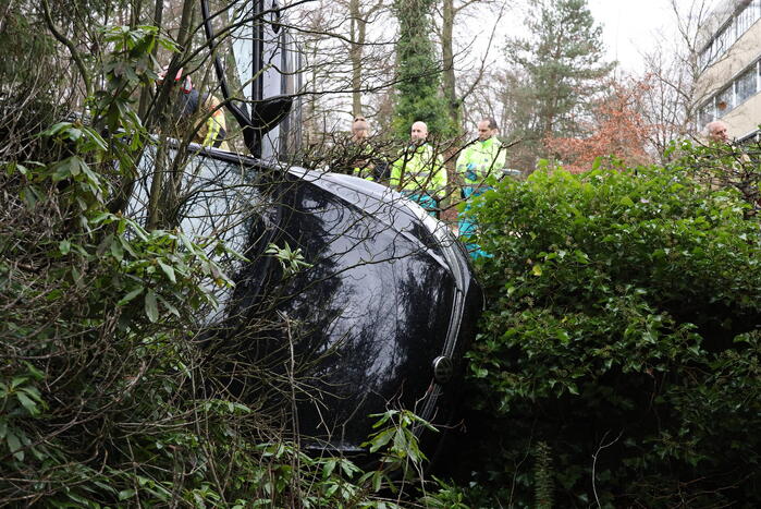 Auto raakt van de weg voor spoedeisende hulp
