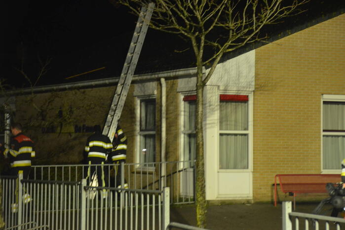 Mogelijk brand op dak van school