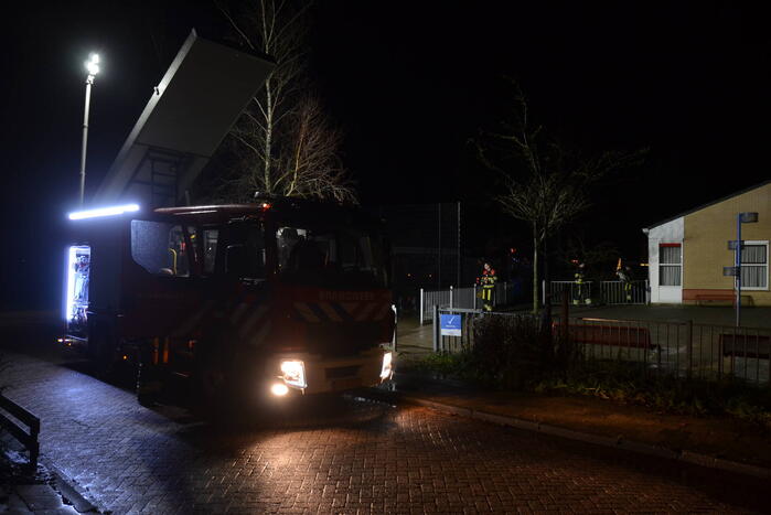 Mogelijk brand op dak van school