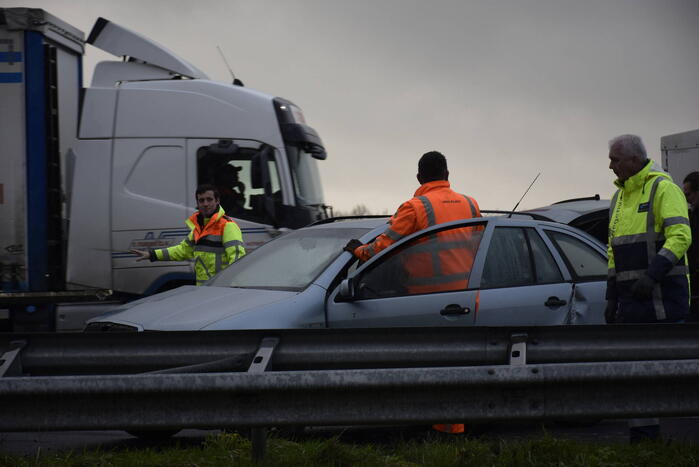 Auto met aanhanger geschaard op snelweg