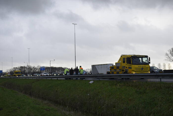 Auto met aanhanger geschaard op snelweg